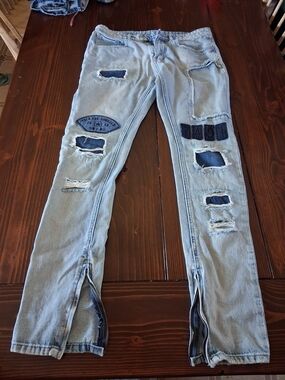 Young And Reckless (Y&R) Light Wash Distressed Size 31 Skinny Jeans
